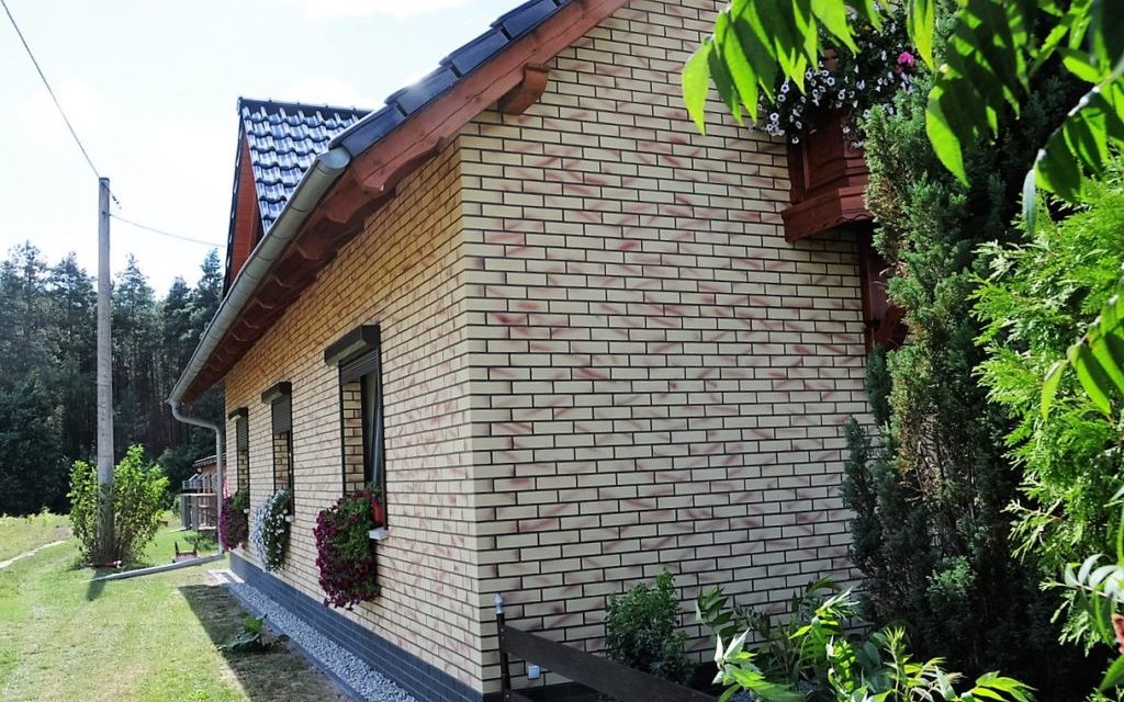 geltonos spalvos fasadas