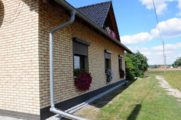 izoflex plytelės spalva 103 19 geltonas namo fasadas
